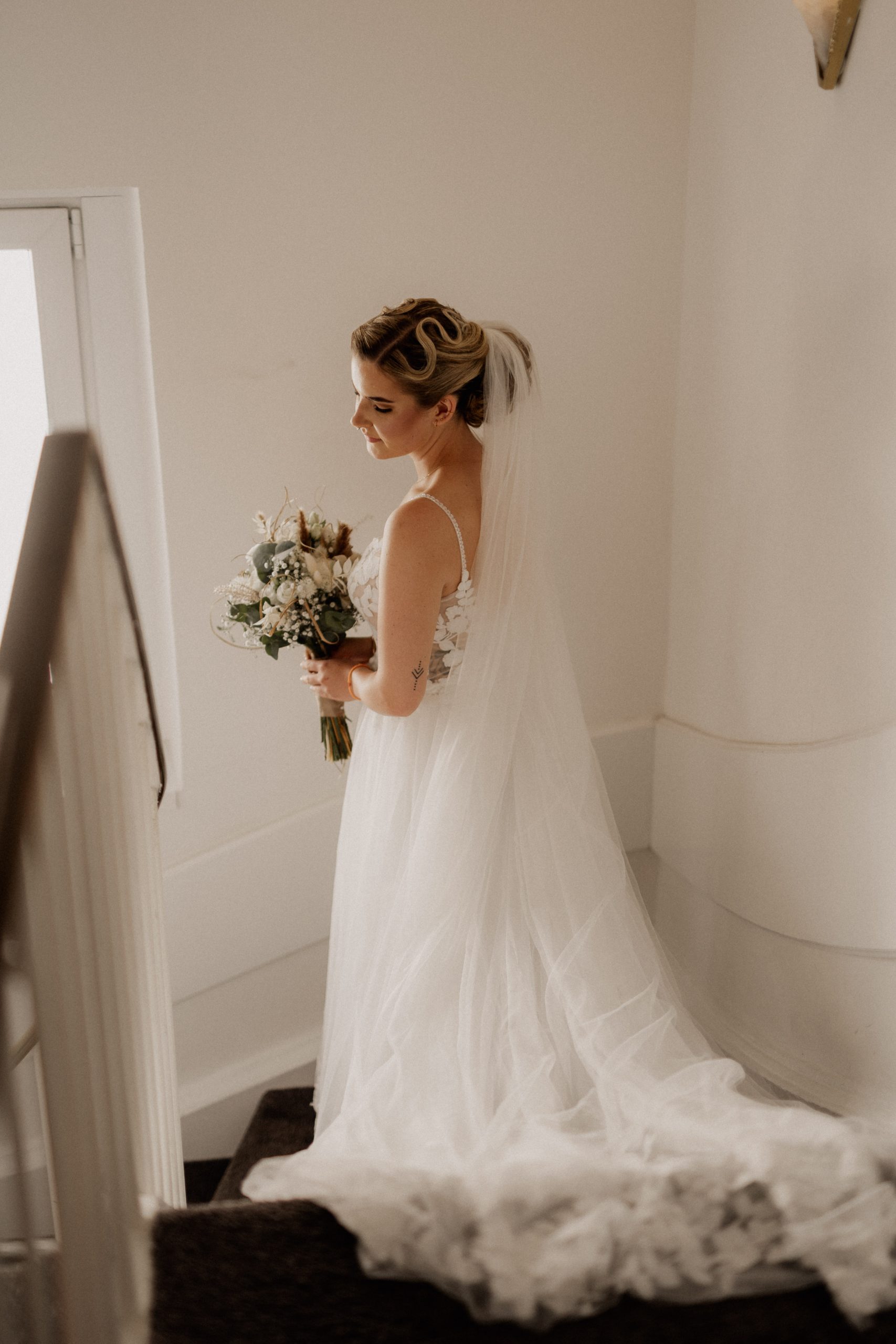 Portaritaufnahmen der Braut auf der Treppe