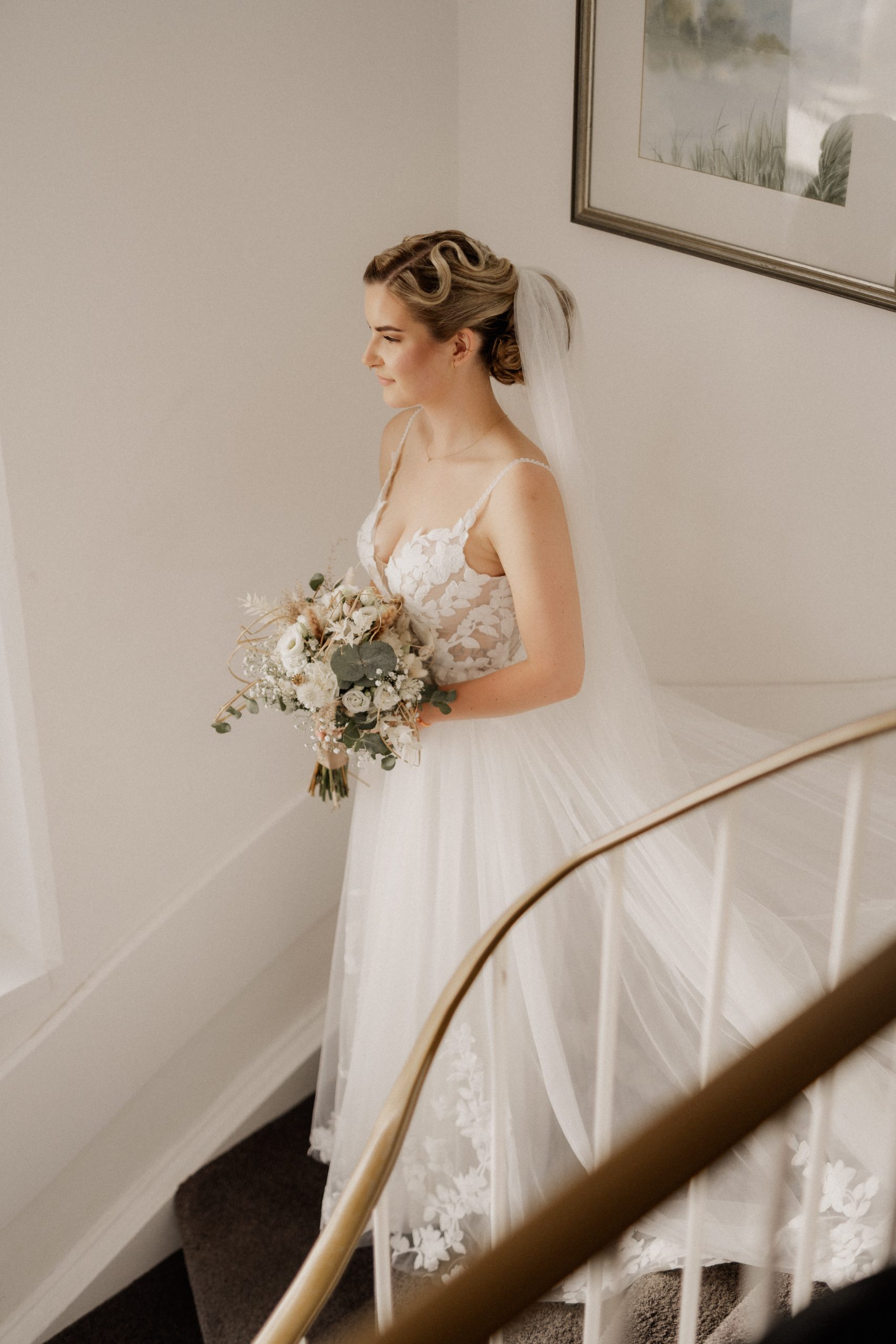 Portaritaufnahmen der Braut auf der Treppe